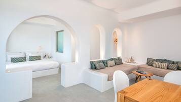 Private Aegean Pool Suite, Plunge Pool | Ylelliset vuodevaatteet, minibaari, tallelokero huoneessa, työpöytä