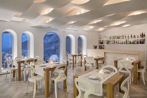 Serveert ontbijt, lunch en diner