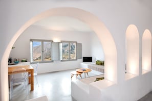 Private Aegean Pool Suite, Plunge Pool | Luxe beddengoed, een minibar, een kluis op de kamer, een bureau