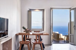 Senior Suite Heated Tub | Sengetøy av topp kvalitet, minibar, safe på rommet og skrivebord