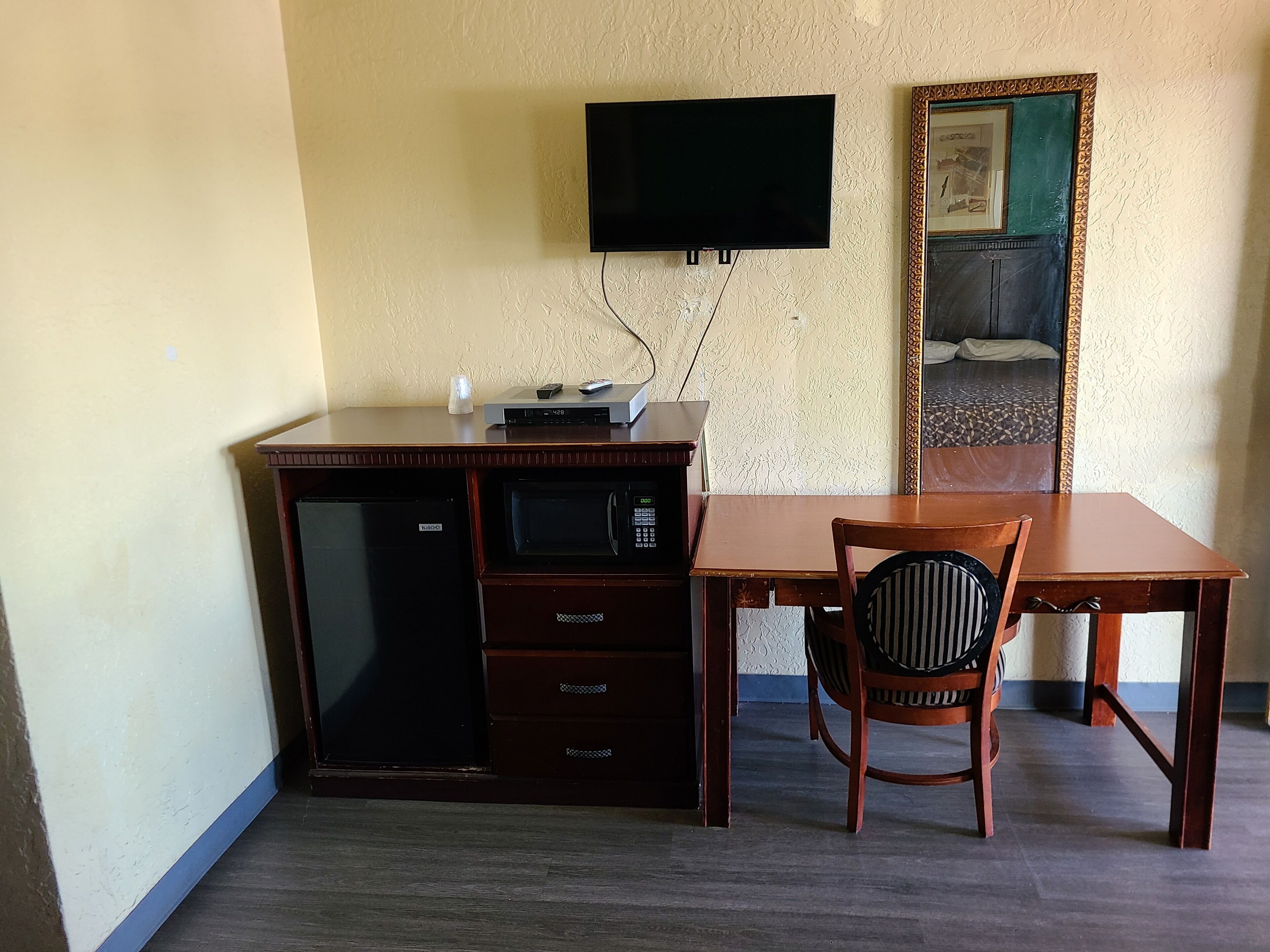 Standard Room, 2 Queen Beds | Living area | 40-inch TV with cable channels