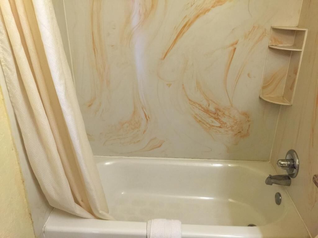 Combined shower/bathtub, towels