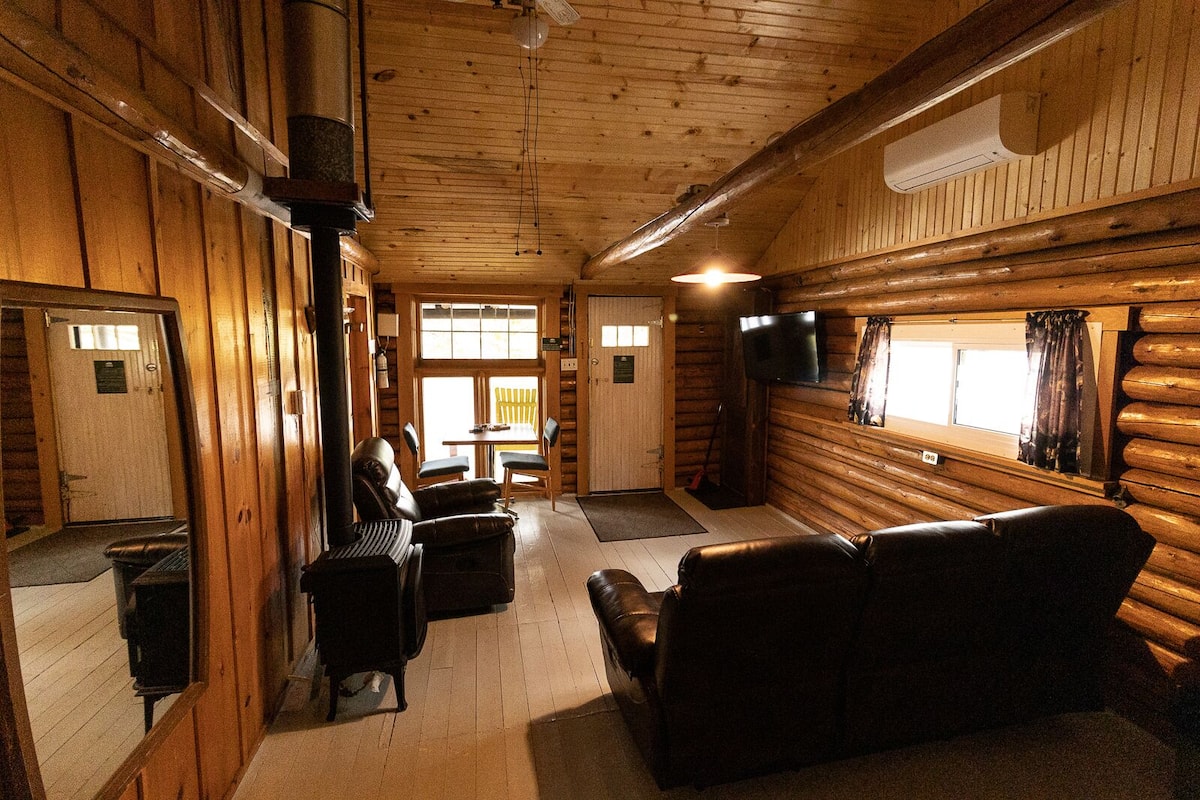 Deluxe Cabin | 2 bedrooms, hypo-allergenic bedding, individually decorated