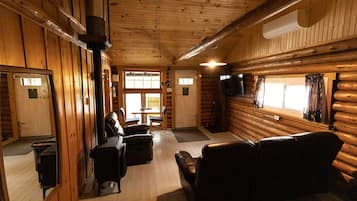 Deluxe Cabin | 2 bedrooms, hypo-allergenic bedding, individually decorated
