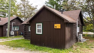 Deluxe Cabin | 2 bedrooms, hypo-allergenic bedding, individually decorated