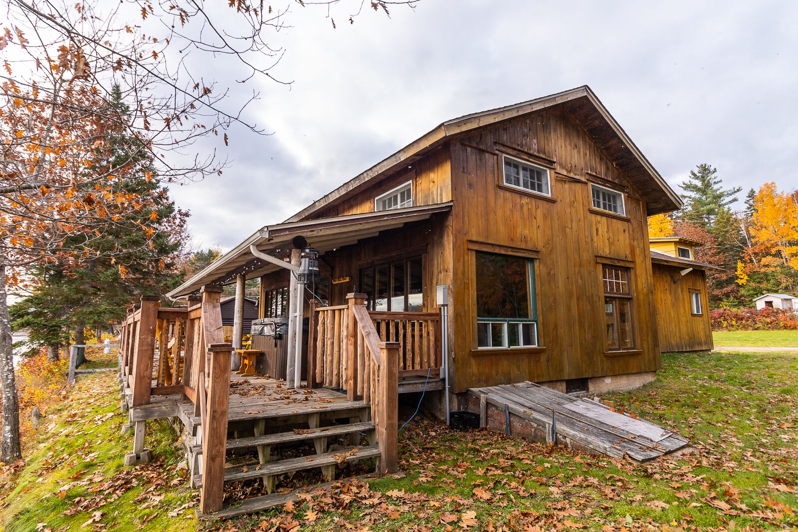 Premier Cabin, 6 Bedrooms, Kitchen, River View | Hypo-allergenic bedding, individually decorated, individually furnished