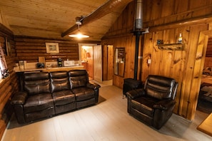 Deluxe Cabin | 2 bedrooms, hypo-allergenic bedding, individually decorated