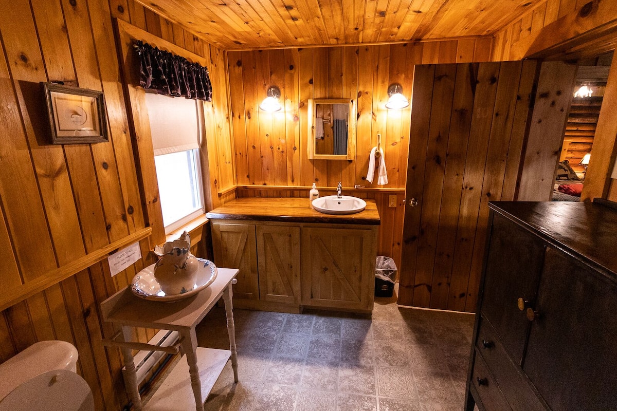 Traditional Cabin, 2 Bedrooms, Kitchenette, River View | 2 bedrooms, hypo-allergenic bedding, individually decorated
