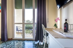 Familie vierpersoonskamer | Een minibar, een kluis op de kamer, een bureau, verduisterende gordijnen