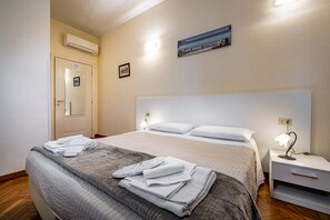 Habitació doble estàndard | Minibar, caixa forta a l'habitació, escriptori i cortines opaques 