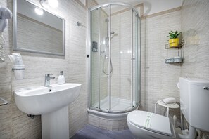Chambre Standard double | Salle de bain | Douche, articles de toilette (gratuits), séchoir à cheveux, bidet