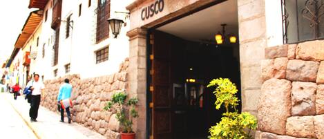 Vista frontal de la propiedad