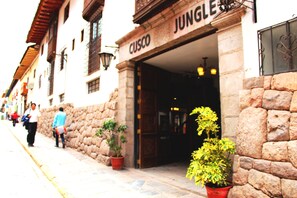 A building with a stone facade and a sign reading "CUSCO". - Hotel Cusco Jungle (Cusco)