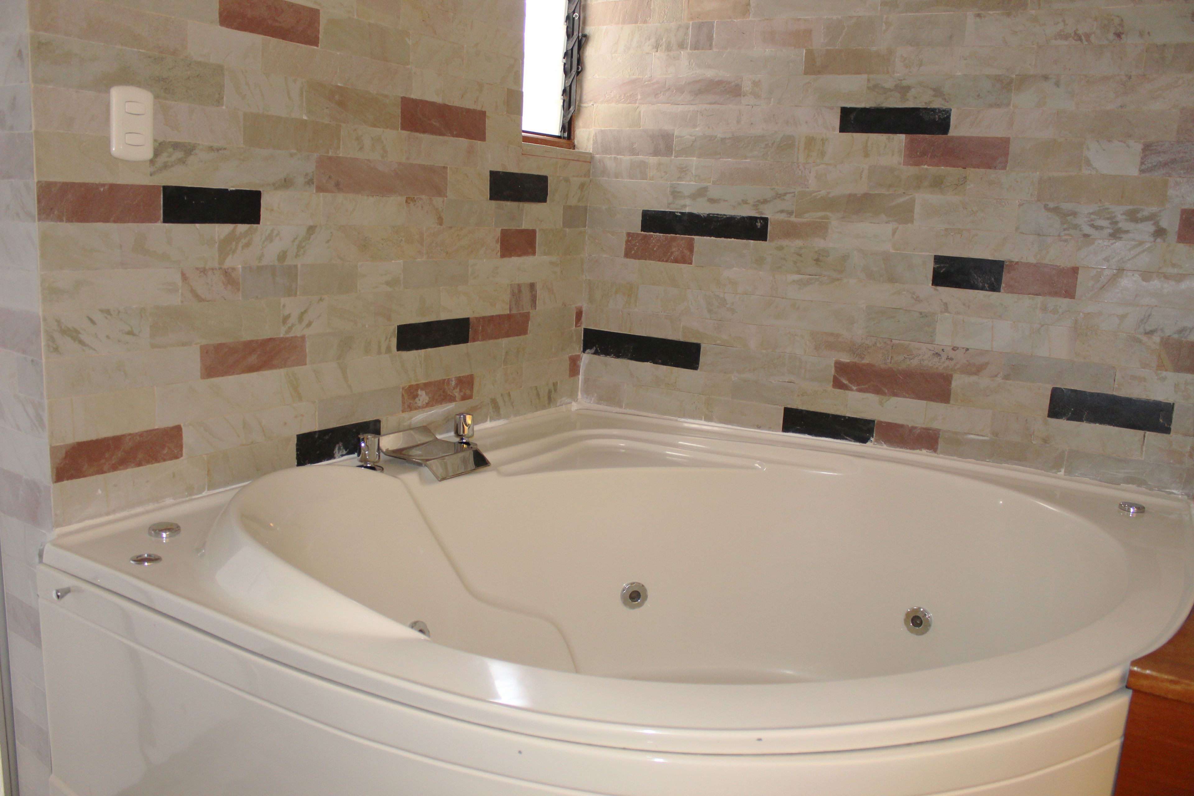 deluxe suite, jetted tub | bathroom | shower, free toiletries