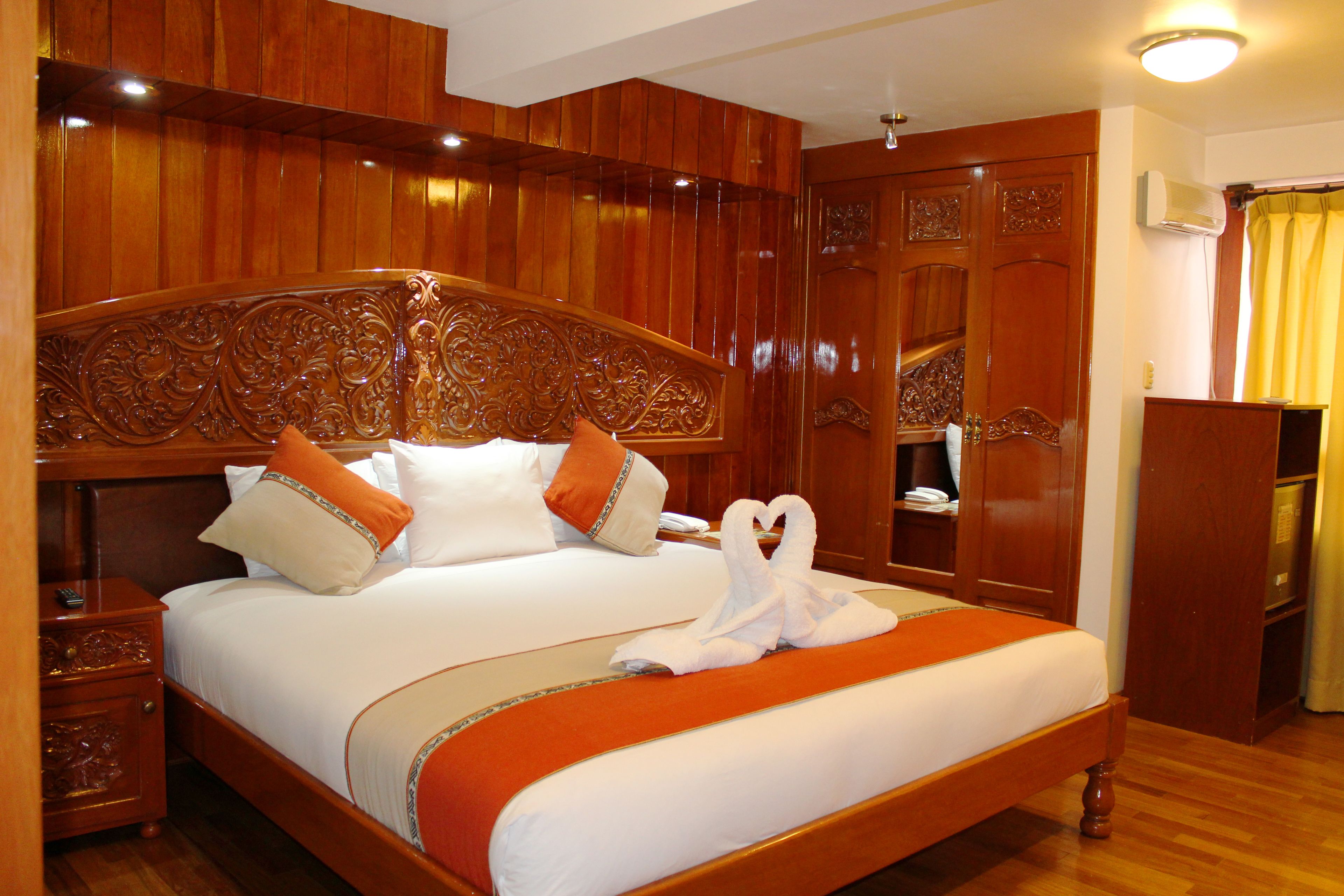 deluxe suite, jetted tub | in-room safe, desk, rollaway beds, free wifi