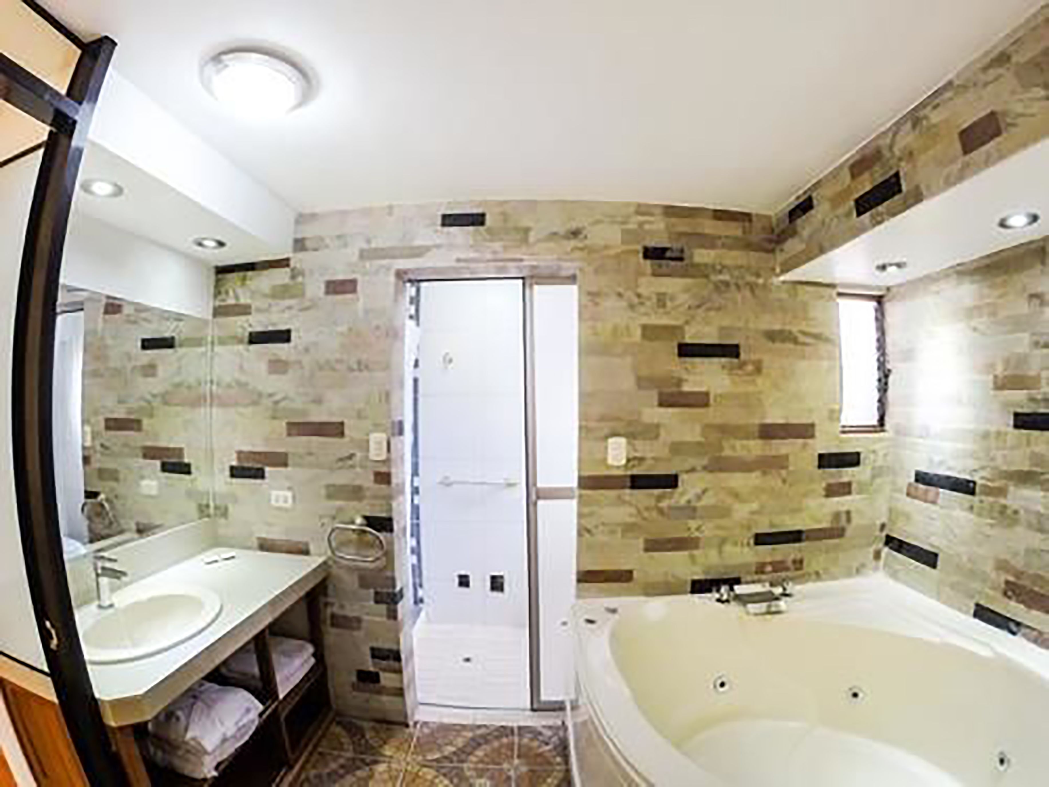 deluxe suite, jetted tub | bathroom | shower, free toiletries