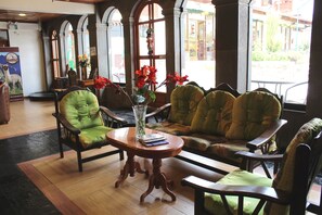 Lobby sitting area - Hotel Cusco Jungle (Cusco)