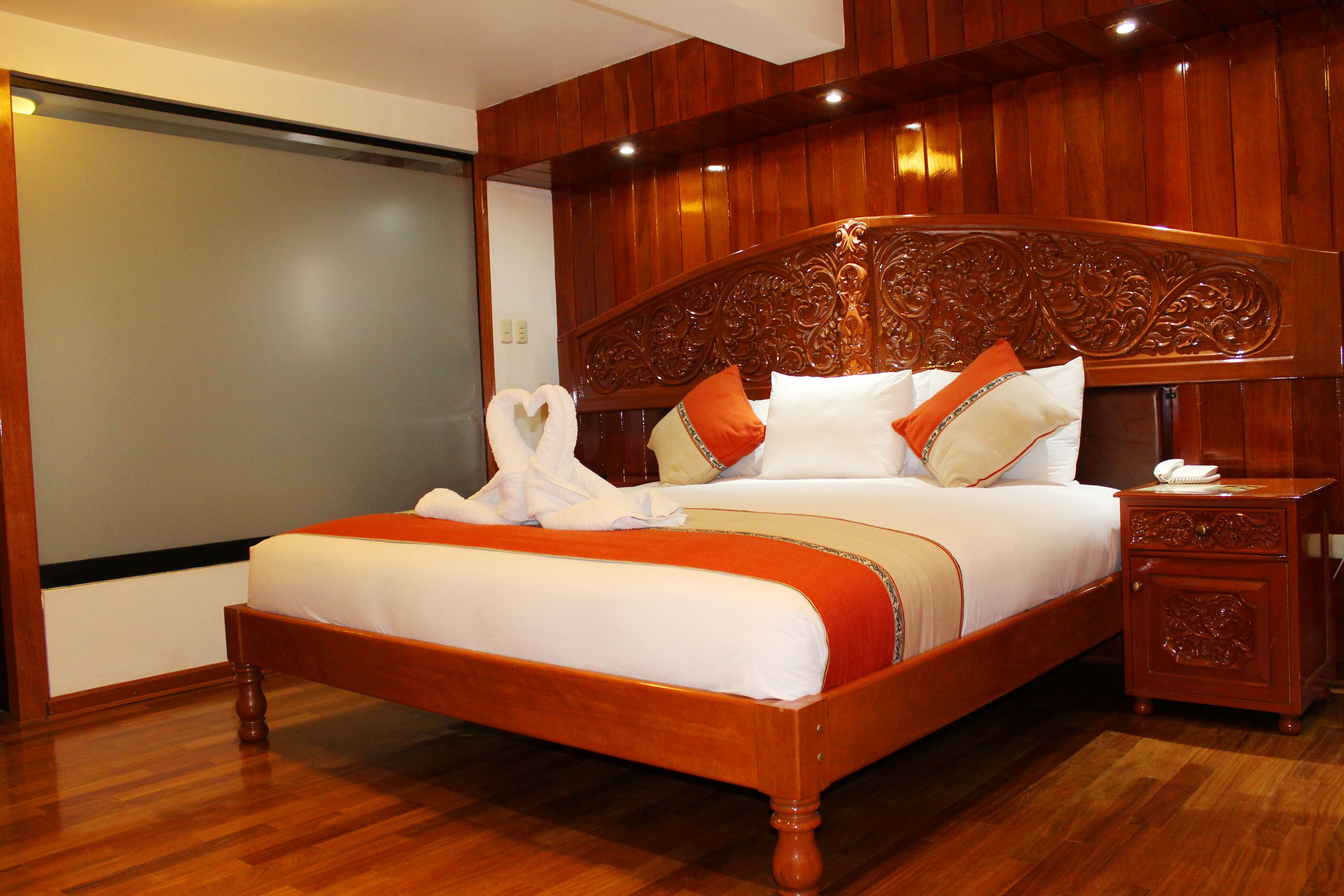 deluxe suite, jetted tub | in-room safe, desk, rollaway beds, free wifi