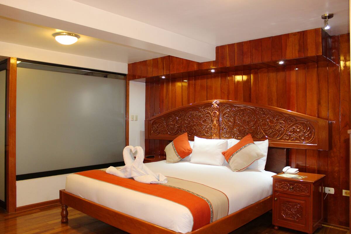 Deluxe Suite, Jetted Tub | In-room safe, desk, rollaway beds (surcharge), WiFi (free)
