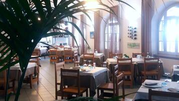 Frühstück, Mittagessen, Abendessen, lokale Küche