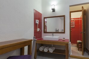 Shower, hair dryer, towels, soap - Hotel Posada El Cid (Oaxaca)