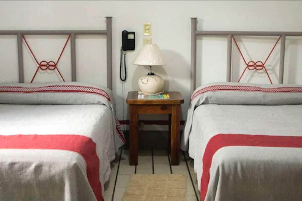 Espacio para trabajar con laptop y tabla de planchar con plancha