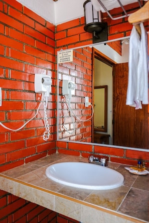 Shower, hair dryer, towels, soap - Hotel Posada El Cid (Oaxaca)