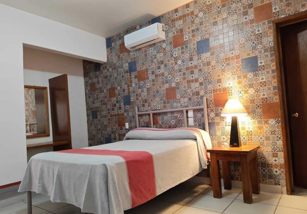 Habitación doble económica, 1 cama matrimonial | Espacio para trabajar con laptop y tabla de planchar con plancha 