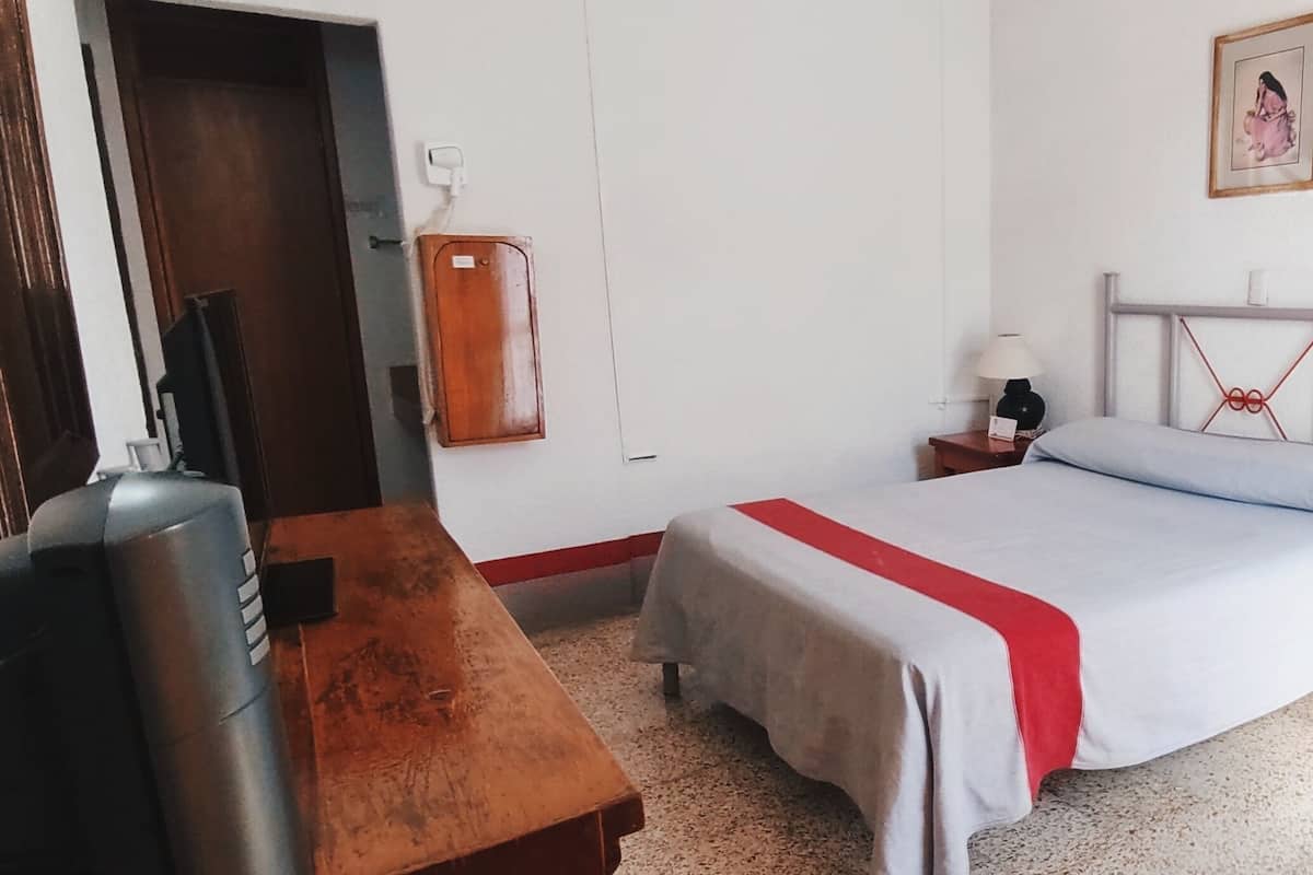 Habitación doble económica, 1 cama matrimonial | Espacio para trabajar con laptop y tabla de planchar con plancha