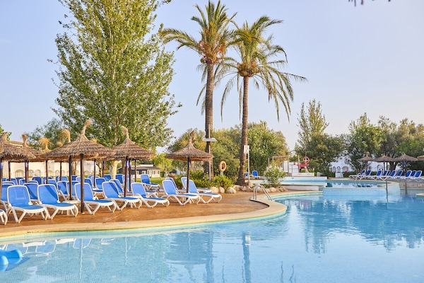 4 outdoor pools, sun loungers