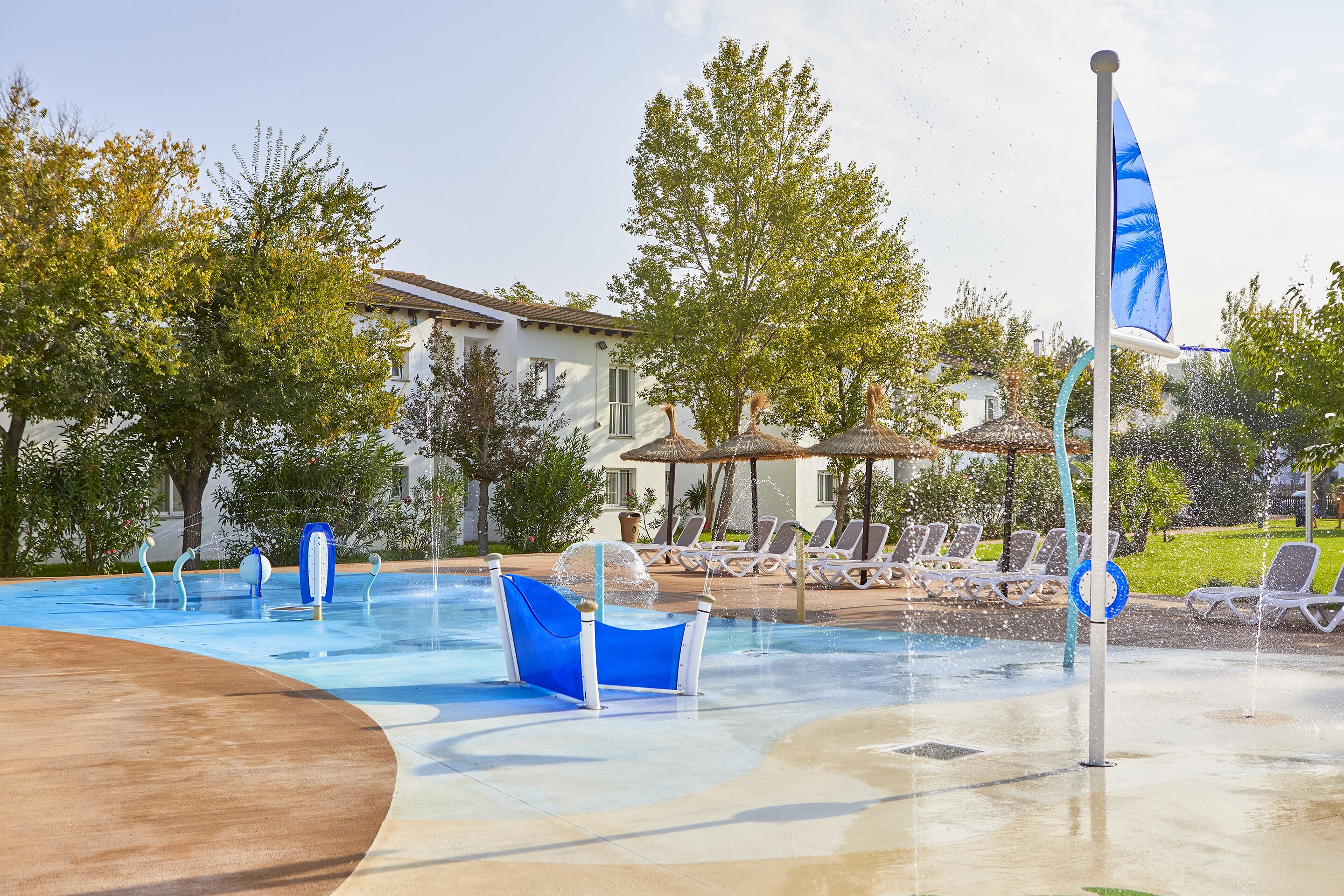 Zona de piscina con sillas de descanso e izadora.