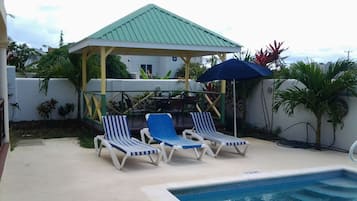 Piscine extérieure, chaises longues