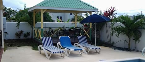 Außenpool, Liegestühle