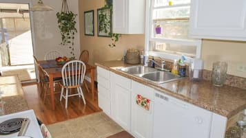 Full-sized fridge, microwave, oven, stovetop