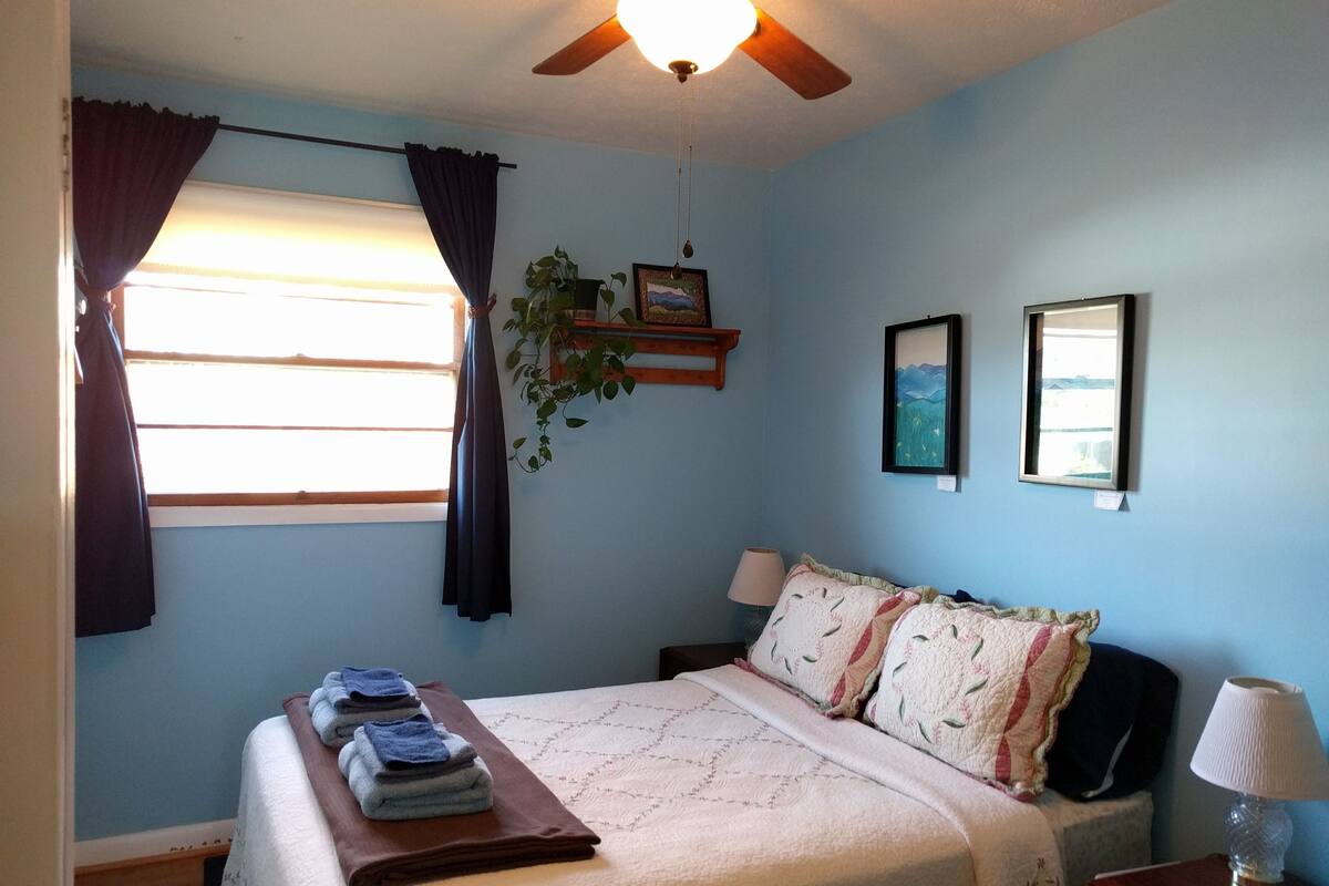 Room, 3 Bedrooms | Seterika/papan seterika, Wi-fi percuma, cadar katil 