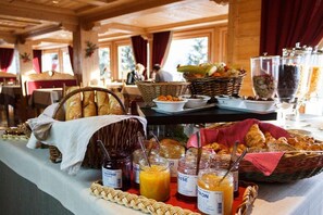 Petit déjeuner buffet servi tous les jours en supplément