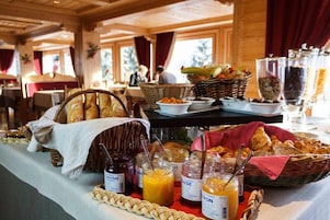 Café da manhã com buffet todos os dias mediante uma taxa