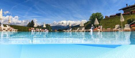 Una piscina al aire libre de temporada