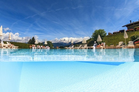 Piscine extérieure (ouverte en saison). Aux Ducs de Savoie