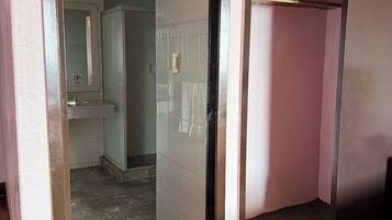 Habitación doble, 2 camas matrimoniales | Baño | Amenidades de baño gratuitas y toallas