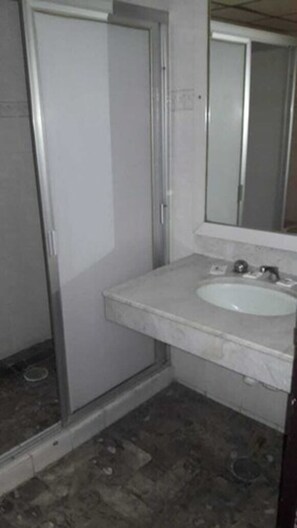 Habitación estándar, 1 cama King size (Plus) | Baño | Amenidades de baño gratuitas y toallas 