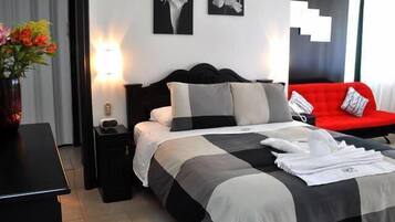 Premium bedding, in-room safe, free WiFi