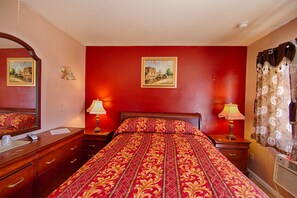 Rom – deluxe, 1 queensize-seng, ikke-røyk | Skrivebord, strykejern/-brett, wi-fi (inkludert) og sengetøy