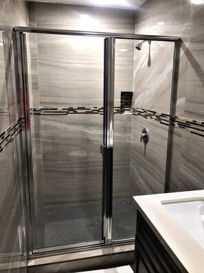 Exclusive Single Room, 1 Queen Bed, Non Smoking | Bathroom shower - Central Inn Motel (Los Angeles)
