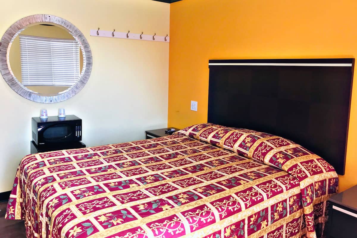 Habitación individual exclusiva, 1 cama Queen size, para no fumadores | Escritorio, tabla de planchar con plancha, wifi gratis y ropa de cama
