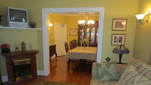 Living area - Accommodations Niagara Bed and Breakfast (Niagara Falls)