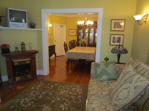 TV, fireplace, DVD player - Accommodations Niagara Bed and Breakfast (Niagara Falls)