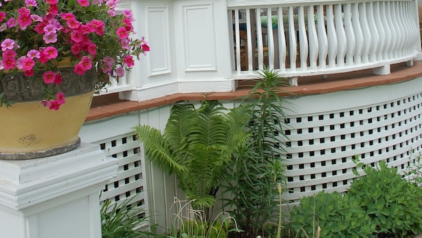 Porch - Accommodations Niagara Bed and Breakfast (Niagara Falls)