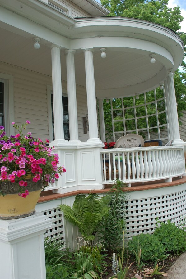Porch - Accommodations Niagara Bed and Breakfast (Niagara Falls)