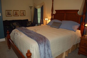 Standard Room (The West Wing) | Iron/ironing board, free WiFi - Accommodations Niagara Bed and Breakfast (Niagara Falls)